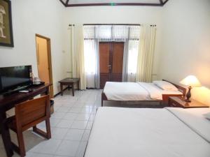 Katil atau katil-katil dalam bilik di Margo Utomo Hill View Resort