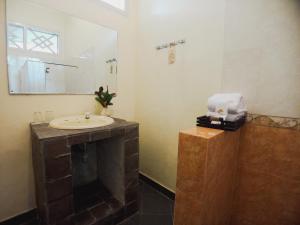 Bilik mandi di Margo Utomo Hill View Resort