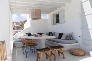 Habitación blanca con mesa y sillas en VILLA 11.7, en Playa de Elia