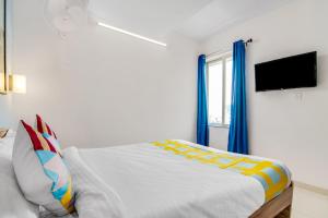 سرير أو أسرّة في غرفة في OYO Home MBK Residency