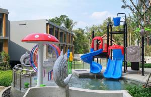 un parque infantil con tobogán de agua y toboganes en Private sea view apartment at Mida Grande Resort, en Surin Beach