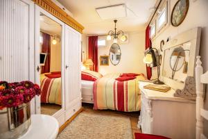 um quarto de hotel com duas camas e um espelho em Die Kleine Oase em Stuhr