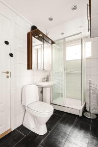 Et badeværelse på Dinbnb Homes I 200m to Bryggen I Make Memories with Friends and Family!