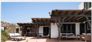 pérgola de madera en la parte superior de un patio en Villa Petronila Tías, LANZAROTE en Conil