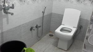 La salle de bains est pourvue d'une douche et de toilettes. dans l'établissement Jaisalmer Hotel Meotrips, à Jaisalmer