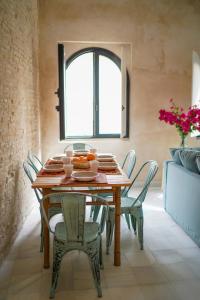 een eetkamer met een houten tafel en stoelen bij Azahar Cathedral Sevilla in Sevilla