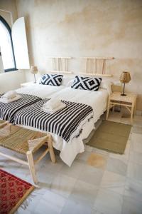 een slaapkamer met 2 bedden en een tafel bij Azahar Cathedral Sevilla in Sevilla