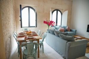 een woonkamer met een tafel en een bank bij Azahar Cathedral Sevilla in Sevilla