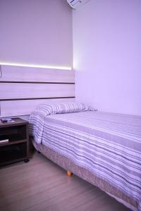 um quarto com duas camas e uma mesa de cabeceira em Barigui Park Hotel em Curitiba