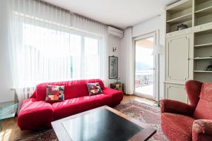 Khu vực ghế ngồi tại Miravalle Lakeview by Quokka 360 - large windows and magical views