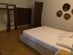 1 dormitorio con 1 cama blanca en una habitación en Las Palmas - Espectacular casa familiar, en Prado