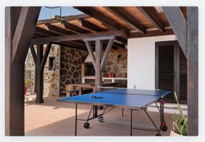 una mesa de ping pong en medio de un patio en Villa Petronila Tías, LANZAROTE en Conil