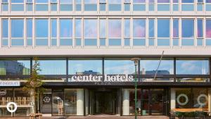 un gran edificio con un cartel en la parte delantera en Center Hotels Plaza en Reikiavik
