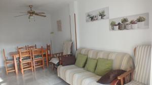 een woonkamer met een bank en een tafel bij Dúplex La Perla de Andalucia in Calahonda