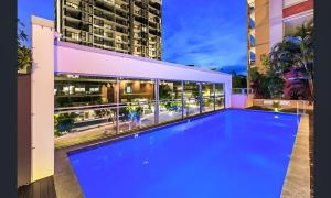 a swimming pool in the middle of a building at 2-Bed Near Brisbane CBD with Pool, Sauna & BBQ in Brisbane