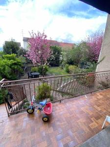 een kinderwagen naast een bankje op een terras bij La maison Familiale in Dijon