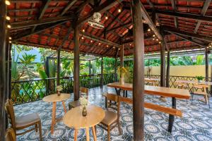 een restaurant met tafels en stoelen op een balkon bij La Casa Tra Que in Hội An