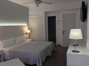 Postel nebo postele na pokoji v ubytování Hostal Pitiusa