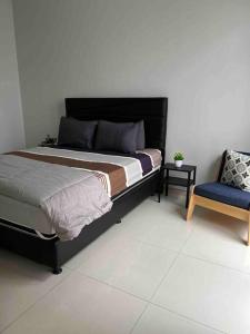 A bed or beds in a room at RUMAH MIMO 2 - Pakuwon Indah Near Pakuwon MALL