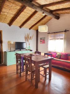 sala de estar con mesa de madera y sillas en Finca Tuluz en Huacalera