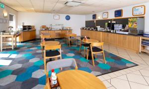 Ein Restaurant oder anderes Speiselokal in der Unterkunft Holiday Inn Express Gloucester - South by IHG 