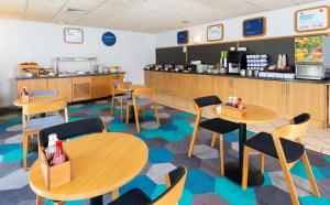 Ein Restaurant oder anderes Speiselokal in der Unterkunft Holiday Inn Express Gloucester - South by IHG 