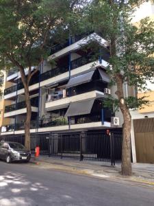 un edificio con un coche aparcado delante de él en Copacabana Apartment, en Río de Janeiro