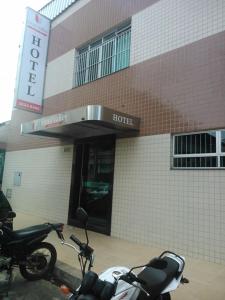 伊帕廷加斯蒂尔山谷经济型酒店的停在酒店门前的两辆摩托车