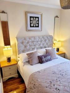 a bedroom with a large bed with two lamps at Apartment 1 Exquisite two king bedroom with en suites - close to the town centre, rail, airport and theatre in Darlington