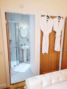 a bathroom with a shower and a toilet and a sink at Apartment 1 Exquisite two king bedroom with en suites - close to the town centre, rail, airport and theatre in Darlington