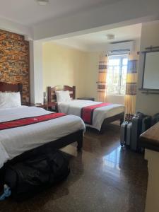 Habitación de hotel con 2 camas y TV en Maison Vu Tri Vien en Hue