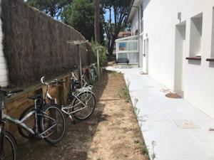 - un groupe de vélos garés à côté d'une clôture dans l'établissement Jaray-Jaclo Chambres d' hôtes, à Vieux-Boucau-les-Bains