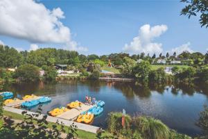 een groep boten in het water in een park bij Camping Landudec in Landudec