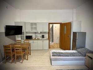 kuchnia i jadalnia ze stołem i łóżkiem w obiekcie Hostel Sportowa w mieście Płońsk