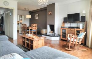 uma sala de estar com um sofá e uma mesa com lareira em 3 Bedroom Stunning Home In Vlissingen em Vlissingen