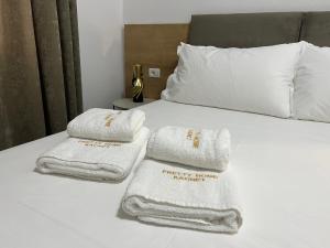 un letto con sopra degli asciugamani di Pretty Home Kaonet a Orikum
