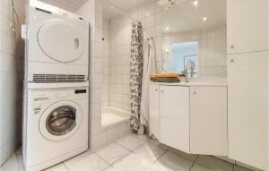 lavadero blanco con lavadora y secadora en 3 Bedroom Stunning Home In Vlissingen, en Vlissingen