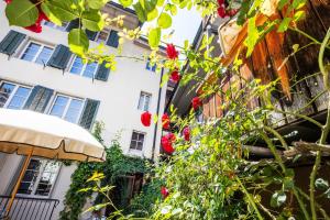 ein Gebäude mit Blumen davor in der Unterkunft Hotel Roter Ochsen in Solothurn