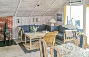 KareにあるAmazing Home In rsted With 3 Bedrooms, Sauna And Wifiのリビングルーム(ソファ、テーブル付)