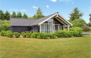ein kleines Haus mit Garten davor in der Unterkunft Gorgeous Home In Ebeltoft With Wifi in Ebeltoft