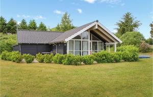 エーベルトフトにあるAmazing Home In Ebeltoft With 4 Bedrooms And Wifiの庭を前にした小さな家