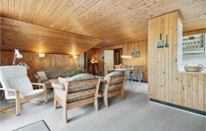Lønne HedeにあるCozy Home In Nrre Nebel With Kitchenの木製の壁と木製の天井が特徴のリビングルーム
