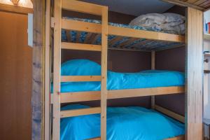 מיטה או מיטות קומותיים בחדר ב-Le Balcon d'Ancelle - Appt vue montagne