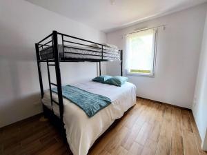 a bedroom with a bunk bed and a window at Cœur de village commerces proximité Center Parcs in Les-Trois-Moutiers