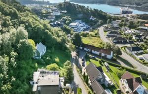 een luchtzicht op een buitenwijk met huizen bij Stunning Home In Farsund With Kitchen in Farsund