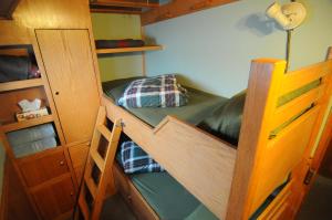 Двухъярусная кровать или двухъярусные кровати в номере Swept Away Inn