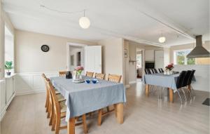 comedor con mesa y sillas en Markeregaard, en Spidsegård