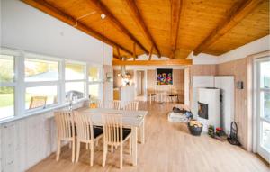 een keuken en eetkamer met een tafel en stoelen bij Amazing Home In rsted With Kitchen in Ørsted