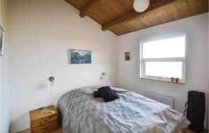 een slaapkamer met een groot bed en een raam bij Amazing Home In rsted With Kitchen in Ørsted