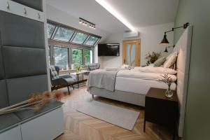 een slaapkamer met een bed en een woonkamer bij Dom w Starym Parku in Biskupice